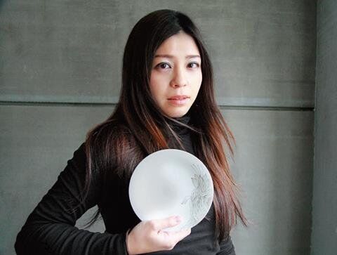 かわはら・しょうこ京都で6代続く茶陶の窯元「真葛焼」に生まれ、陶板画作家、グラフィックデザイナーとして活動。器のブランド『SIONE』を主宰。