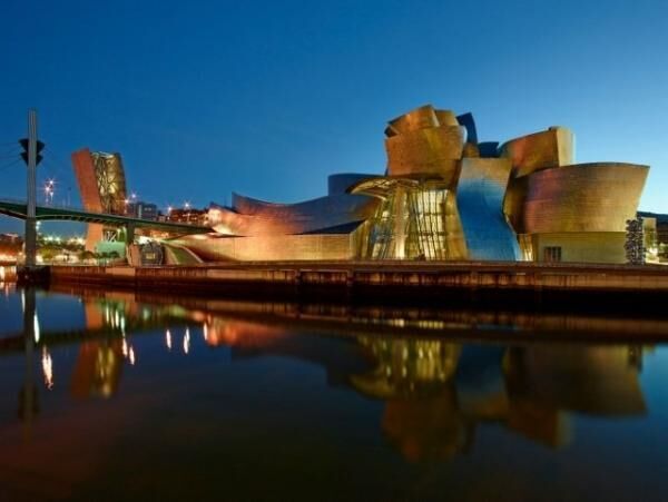 ビルバオ・グッゲンハイム美術館（スペイン・ビルバオ1997年）FMGB Guggenheim Bilbao Museoa, 2015 (Photo:Erika Barahona Ede)