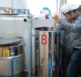 Beer＋＋醸造スペースは、キッチン裏手にコンパクトに設置。●東京都北区上十条2―7―13 17：00～23：00（22：30LO）、土・祝日15：00～22：00（21：30LO）日・月曜休
