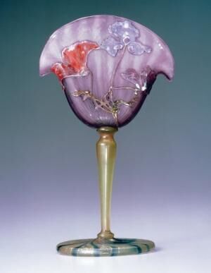 《脚付杯 ひなげし》 被せガラス、マルケットリー、手彫り、脚台熔着 1900年（1900年パリ万国博覧会出品作） 北澤美術館蔵