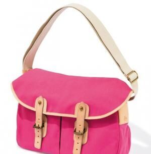 鮮やかなピンクがアクセント。毎日持ちたい優秀バッグ。