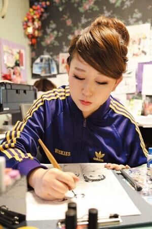 東村アキコさんは、ペンが速いといわれる浦沢さんも驚く執筆スピード。下描きなしでペンを走らせることも。納得いくまで描き直す妥協しない姿勢は、職種を問わず学びたい。