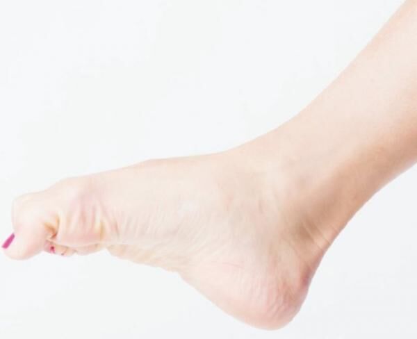 足指を握れば、足裏とふくらはぎの筋肉が収縮。むくみが解消され美脚に。