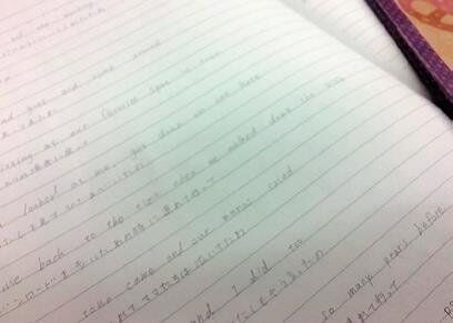 テイラー・スウィフトの歌詞をノートに。訳を調べて書き写しています。彼女の歌が好きで、歌詞の意味を知りたくて。