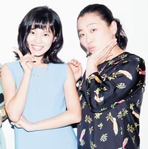 フジテレビの人気番組『金曜日の聞きたい女たち』で共演する小島瑠璃子（左）といとう あさこ。