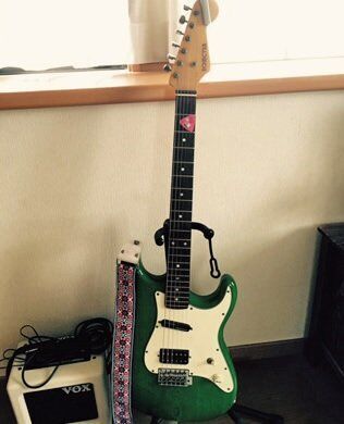 愛用しているギター。ピックは舞台で共演した大森靖子さんに頂いた宝物。