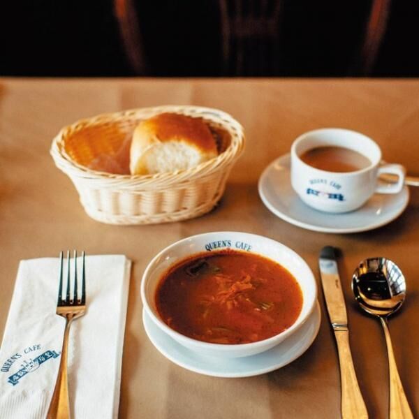 「Comix Home Base 動漫基地（コミックス・ホームベースドーンマンゲイデイ）」『Queen’s Cafe』の名物ボルシチ（HK＄52）。牛骨を煮込んだスープはリッチな味わい。
