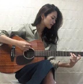 ギターを練習中。弦楽器は経験があるけど、弾きながら歌うのは難しい！