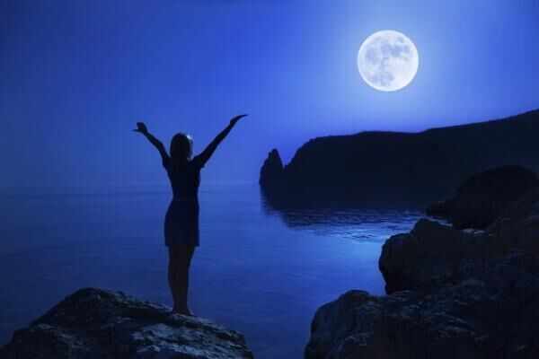 新月のパワーが本領発揮されるのは、太陽が沈んでから。願いは日没後に。