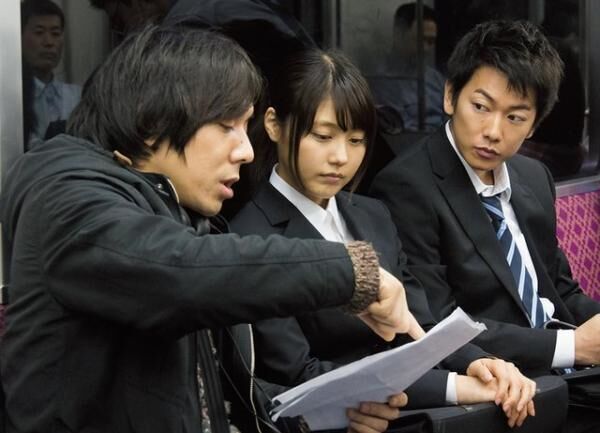 映画『何者』の三浦大輔監督（左）と出演の有村架純さん、佐藤健さん。