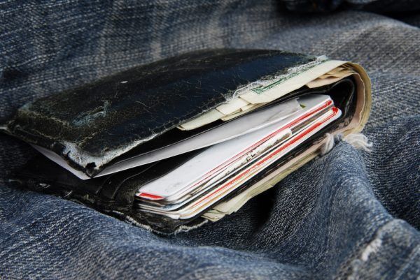 【恐怖の金運爆下がり…】お金に嫌われる「財布の特徴」４つ