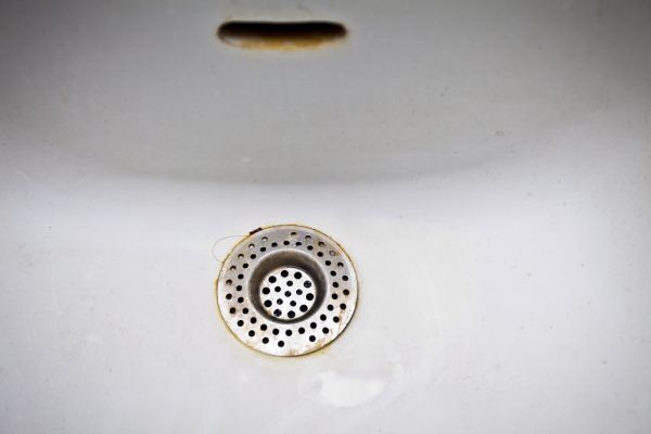 【水漏れが多い理由は…】家の水回りから分かる「不吉な予兆」4選