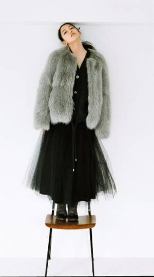 【冬ファッション】吉岡里帆が“ふわもこファー”をスタイリッシュに！