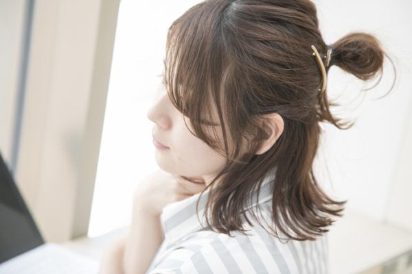 梅雨の湿気に負けない 雨の日簡単 お団子ヘアアレンジ 30 ウーマンエキサイト 1 3