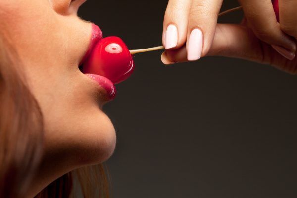 舌で奥歯を…お家でできる「キス上達」のマル秘練習法3つ