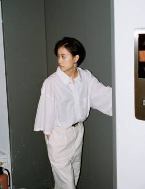 実力派女優・石橋静河“ノーブルシャツ”の着こなしで魅せる