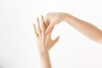 スマホで指を使いすぎなので…肩こりも改善の“指の間ほぐし”とは？