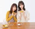 欅坂46・松平璃子&長沢菜々香がワニのポーズ！　就寝前のストレッチ