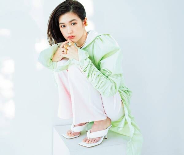 小西桜子の春ファッション　パステルカラーは“補色の組み合わせ”が今季風