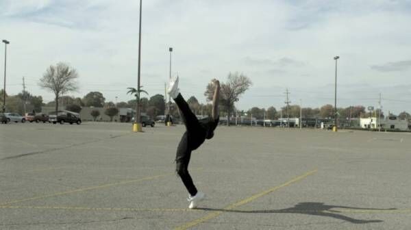 1本の動画で貧困地域から世界へ。気鋭ダンサーによる圧巻パフォーマンス