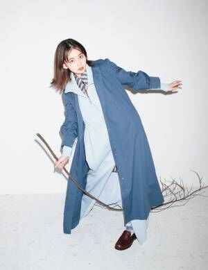 山田杏奈が“レイヤードスタイル”に挑戦　シャツドレスをアウターに！