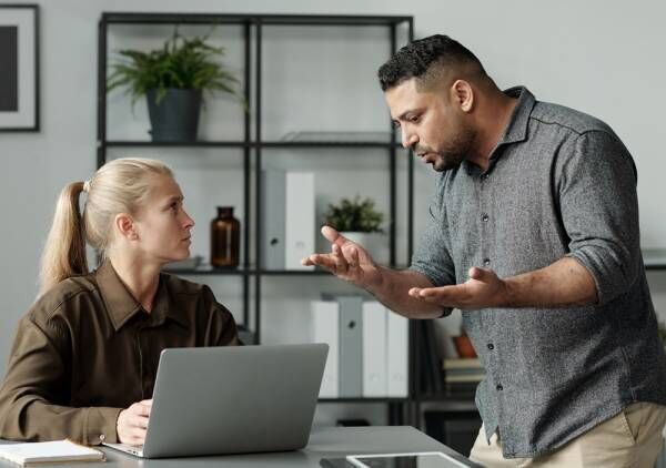 【職場で嫌われる人あるある】女性が怒りに震えた「上司のあり得ないNG行動」