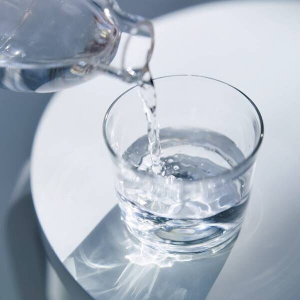 隠れ脱水が増加中!? すこやかな腸を保つ、理想的な水の飲み方とは？