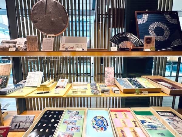 迷品グッズも人気…！ 学芸員のマニアックな“ささやき”が楽しめるユニークな展覧会