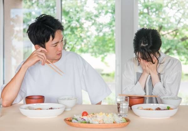 夫婦だと思われたくありません… 妻が夫に対して「恥ずかしいと感じた瞬間」4つ