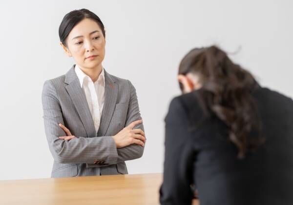 年上の女性上司に振り回されて…「意地でも転職しない」と誓った30代女性の苦悩【前編】