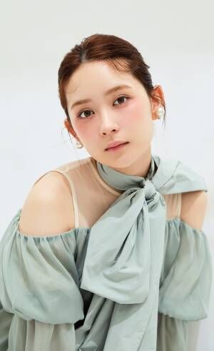 畑芽育「秋口のメイクにぴったり」 最旬“グラデチーク”で大人キュートな表情に！