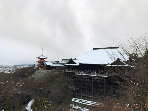 底冷えの厳しい冬でも行きたくなる！？雪景色の京都をお届け。[PR]