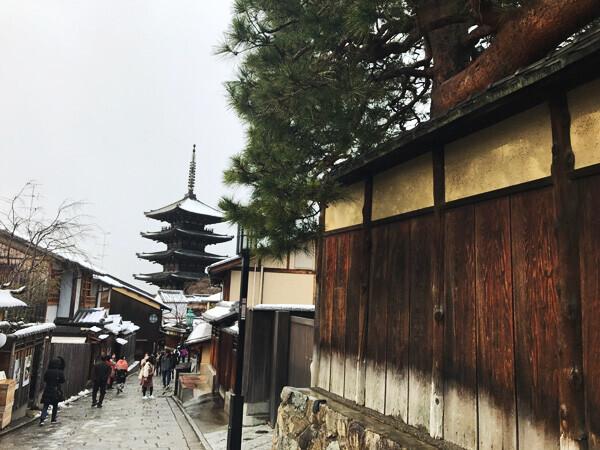 底冷えの厳しい冬でも行きたくなる！？雪景色の京都をお届け。[PR]
