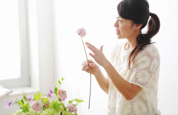 【フラワーデザイナー石井千花さんに聞く、お花のお手入れと飾り方のコツ・3】　花器のタイプ別　飾り方のコツ[PR]