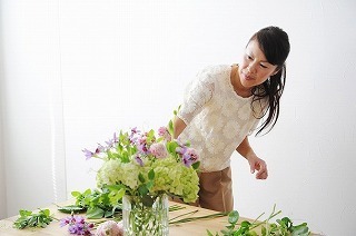 【フラワーデザイナー石井千花さんに聞く、お花のお手入れと飾り方のコツ・3】　花器のタイプ別　飾り方のコツ[PR]