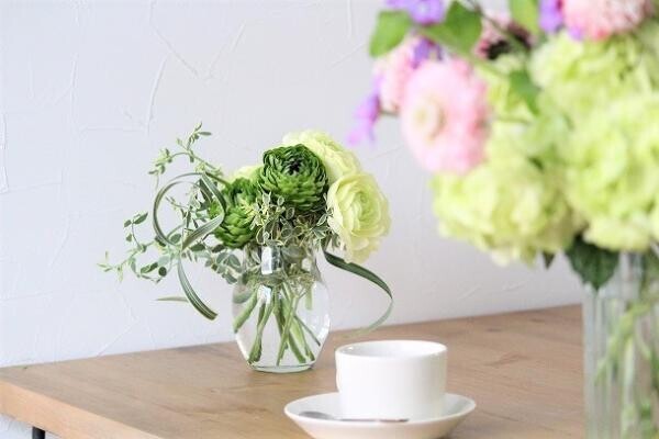 【フラワーデザイナー石井千花さんに聞く、お花のお手入れと飾り方のコツ・3】　花器のタイプ別　飾り方のコツ[PR]