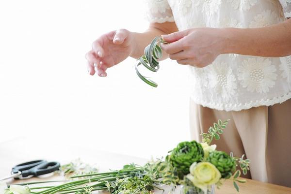 【フラワーデザイナー石井千花さんに聞く、お花のお手入れと飾り方のコツ・3】　花器のタイプ別　飾り方のコツ[PR]