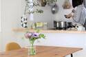 【フラワーデザイナー石井千花さんに聞く、お花のお手入れと飾り方のコツ・応用編】 スタッフの自宅でも始まる、花のある暮らし[PR]