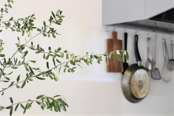 【フラワーデザイナー石井千花さんに聞く、お花のお手入れと飾り方のコツ・応用編】 スタッフの自宅でも始まる、花のある暮らし[PR]