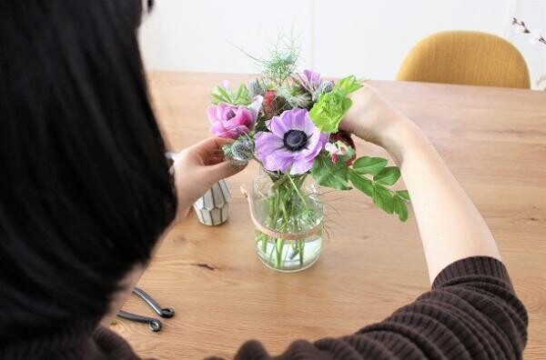 【フラワーデザイナー石井千花さんに聞く、お花のお手入れと飾り方のコツ・応用編】 スタッフの自宅でも始まる、花のある暮らし[PR]