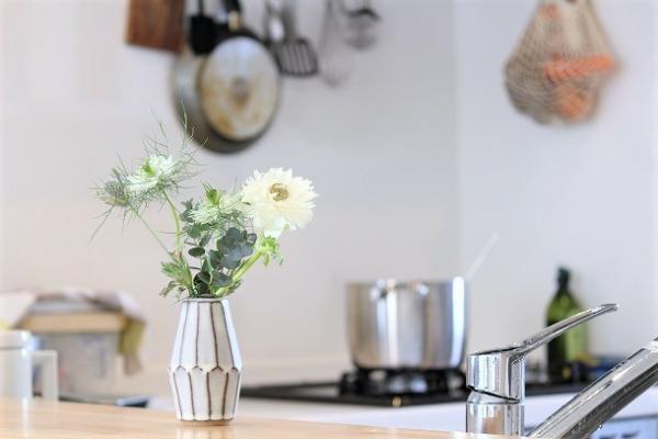 【フラワーデザイナー石井千花さんに聞く、お花のお手入れと飾り方のコツ・応用編】 スタッフの自宅でも始まる、花のある暮らし[PR]