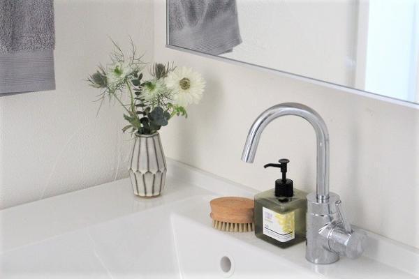 【フラワーデザイナー石井千花さんに聞く、お花のお手入れと飾り方のコツ・応用編】 スタッフの自宅でも始まる、花のある暮らし[PR]