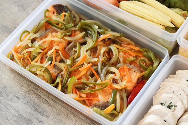 【作り置きおかず第1回】鶏ハムと生鮭でメインのおかず2種[PR]