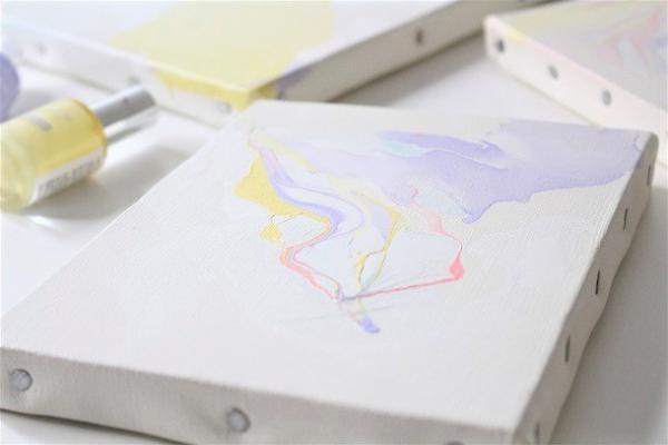 【プチDIY】　気分はマーブル！余ったマニキュアでできる、春色マーブリング[PR]