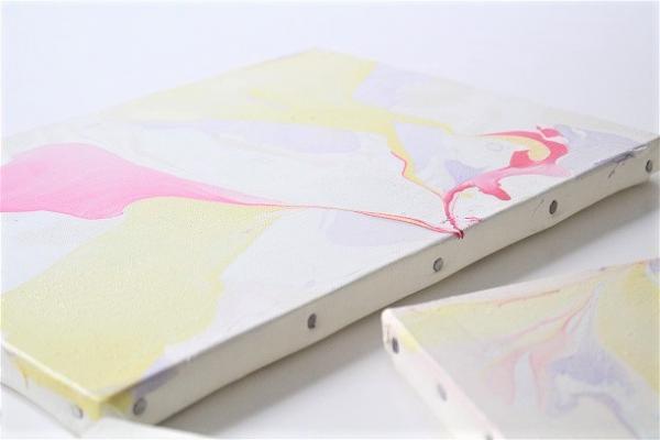 【プチDIY】　気分はマーブル！余ったマニキュアでできる、春色マーブリング[PR]