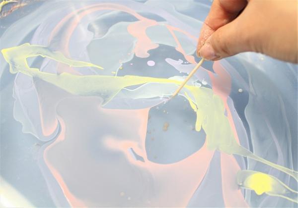 【プチDIY】　気分はマーブル！余ったマニキュアでできる、春色マーブリング[PR]