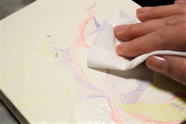 【プチDIY】　気分はマーブル！余ったマニキュアでできる、春色マーブリング[PR]