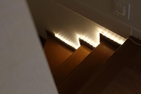 プチストレスにさようなら！真夜中の不安な足元を照らす便利グッズ[PR]