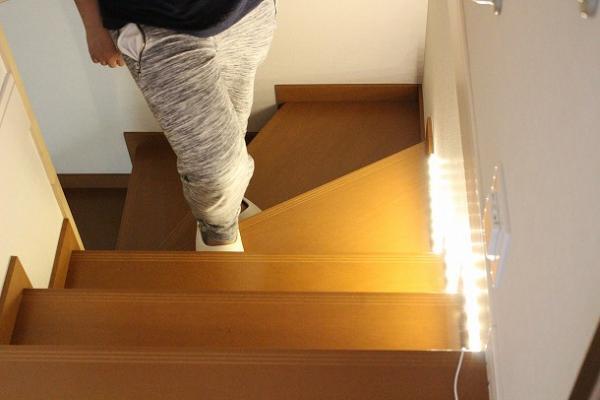 プチストレスにさようなら！真夜中の不安な足元を照らす便利グッズ[PR]