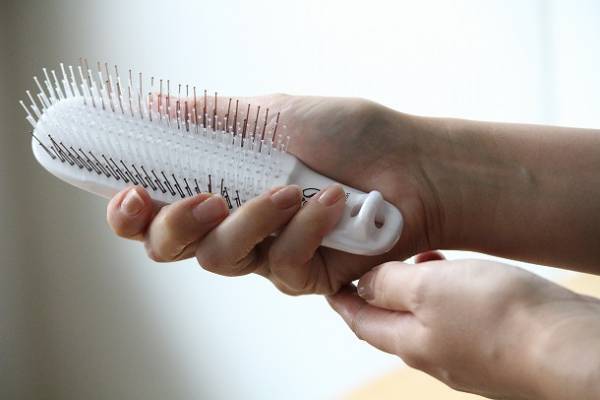 【髪の毛のお悩みに】今すぐできる新習慣。スカルプブラシってなぁに？[PR]